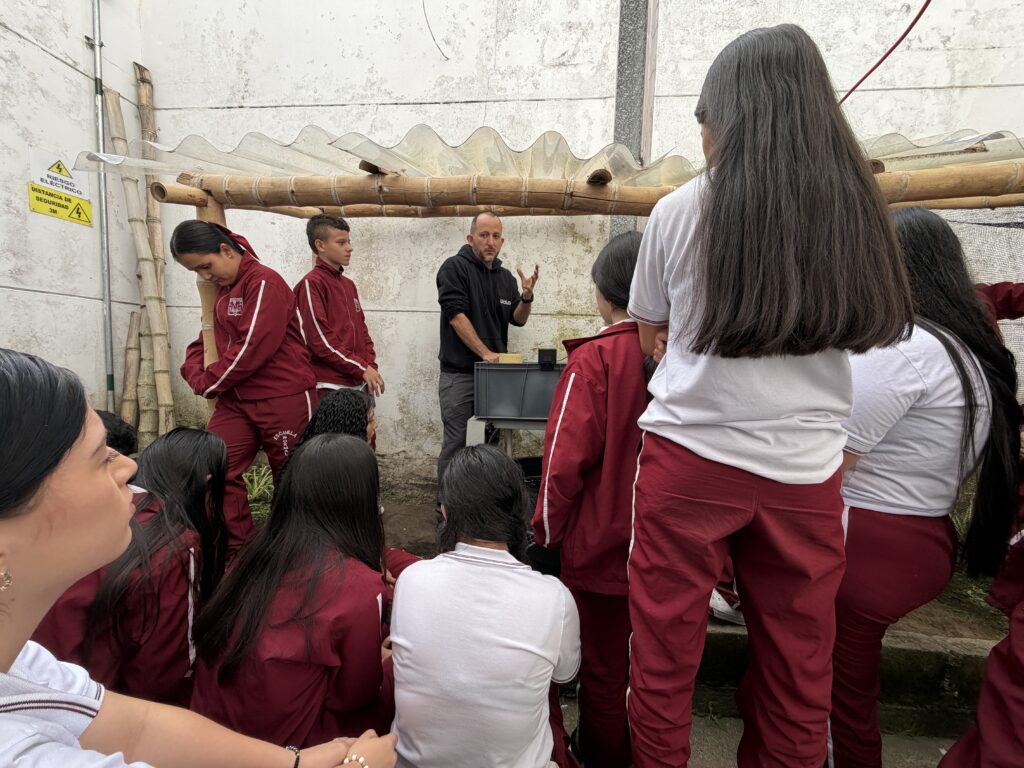 Estudiantes de la Escuela Normal Superior de Abejorral en la inauguración del sistema acuapónico escolar en Antioquia.