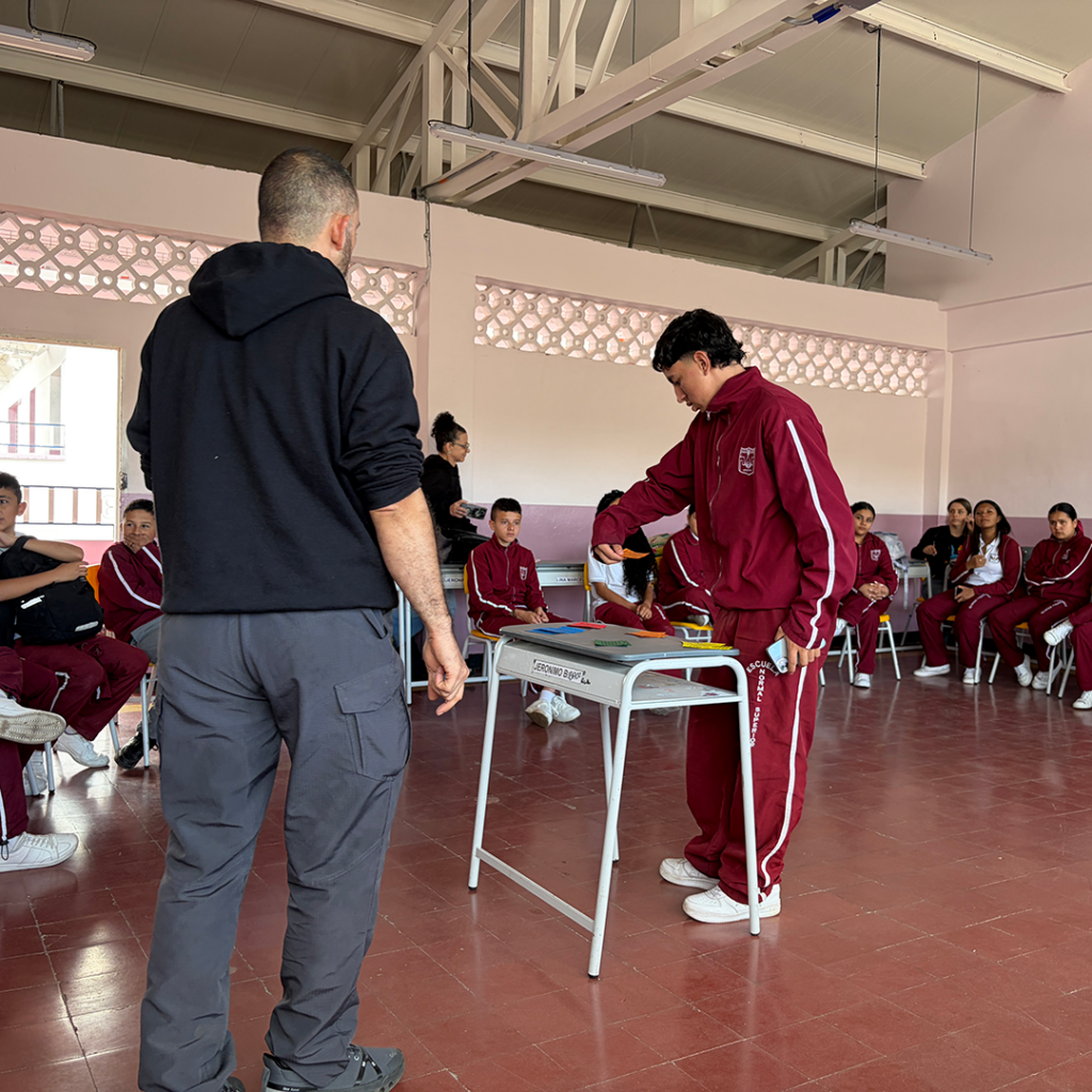 Capacitación técnica en acuaponía para jóvenes estudiantes en la Escuela Normal Superior.