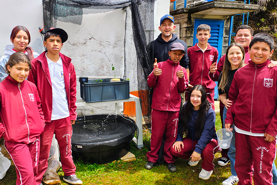 Estudiantes y docentes de Antioquia realizando actividades de Aprendizaje Basado en Proyectos (ABP) en la huerta escolar.