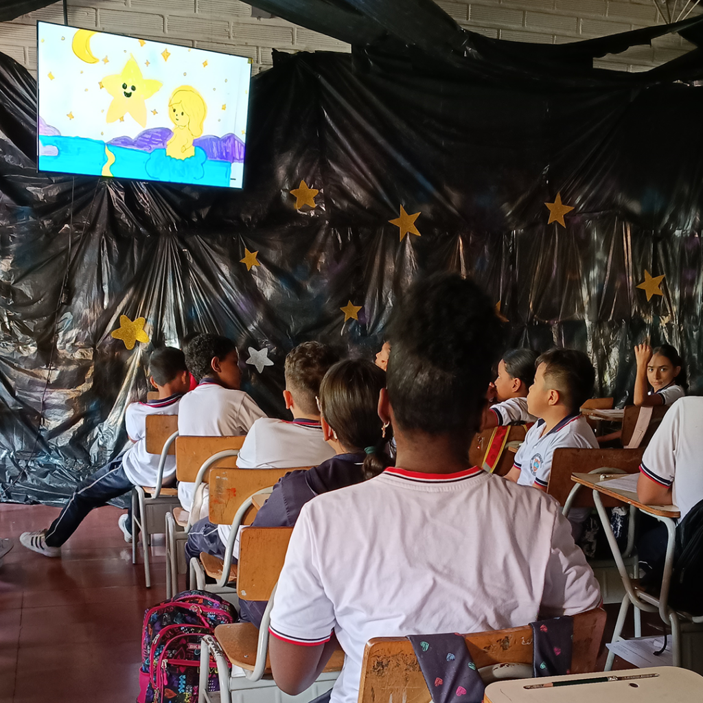 Feria escolar y muestra pública de proyectos donde la comunidad educativa evalúa el trabajo de los estudiantes.