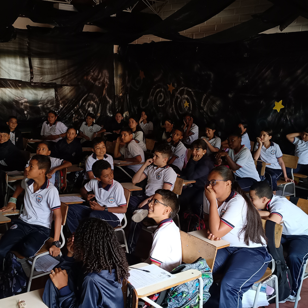 Feria escolar y muestra pública de proyectos donde la comunidad educativa evalúa el trabajo de los estudiantes.