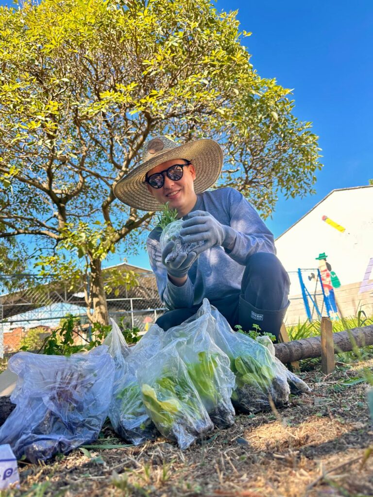 Docentes y colaboradores de la Fundación Loyola trabajando en la huerta pedagógica de la sede Toscana