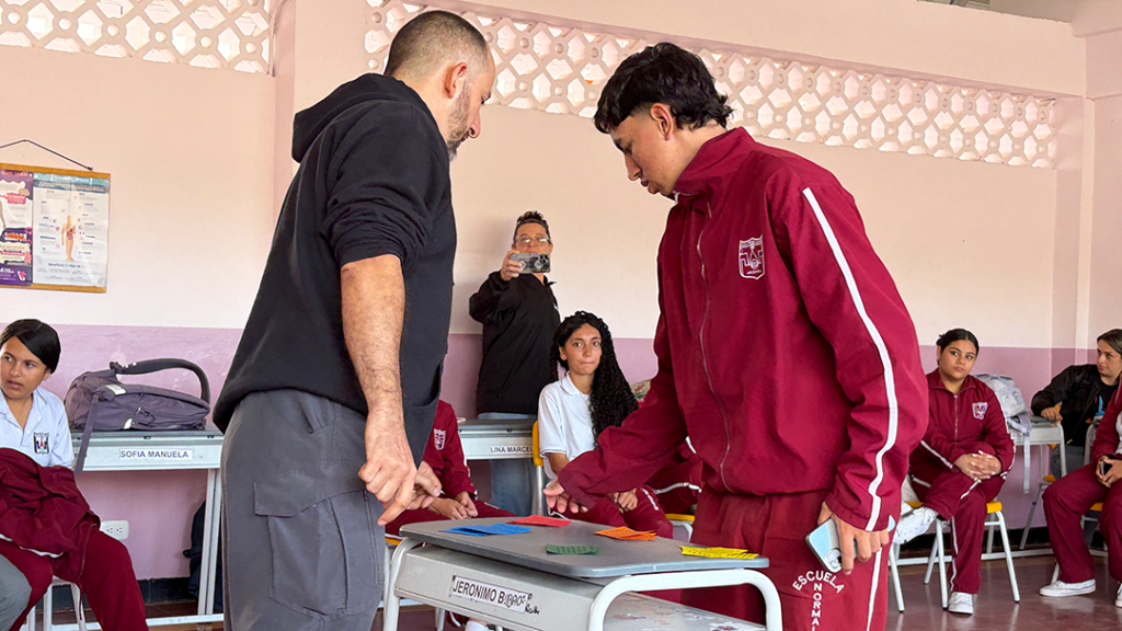 Estudiante joven reflexionando en clase para desarrollar el pensamiento crítico en el aula.