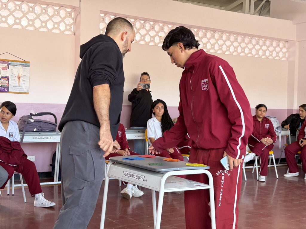 Estudiantes planeando la estructura de un proyecto ABP en el aula.