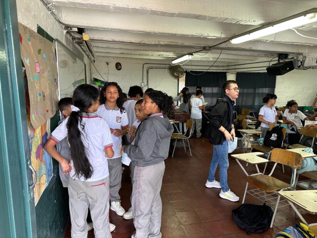 Estudiante joven reflexionando en clase para desarrollar el pensamiento crítico en el aula.