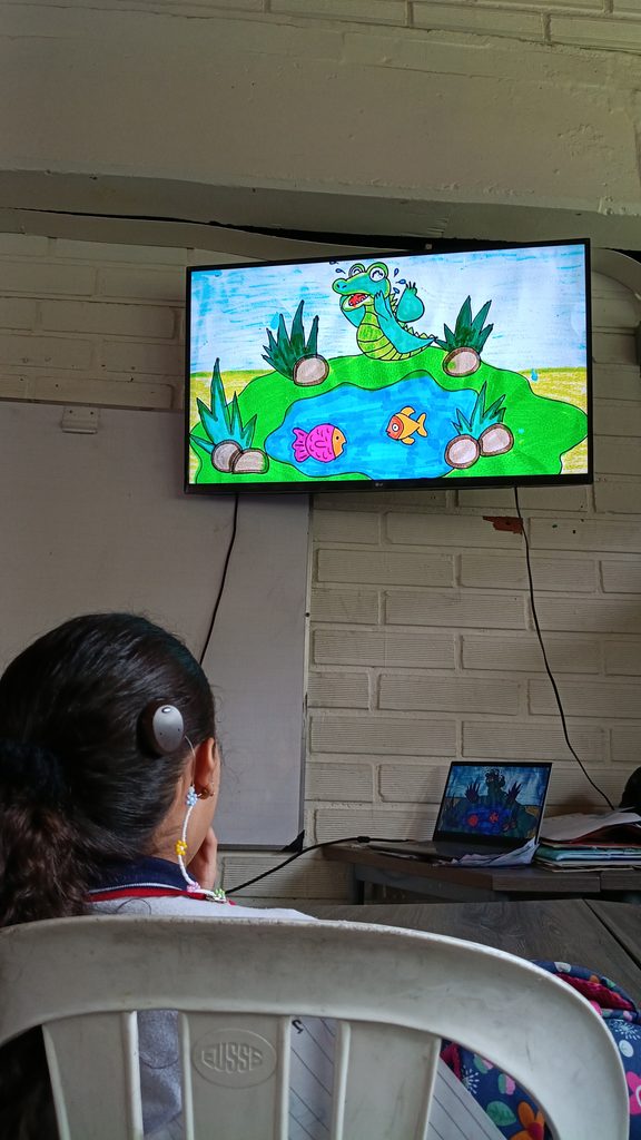Estudiante viendo su proyecto de corto final - Lectoescritura 2025.