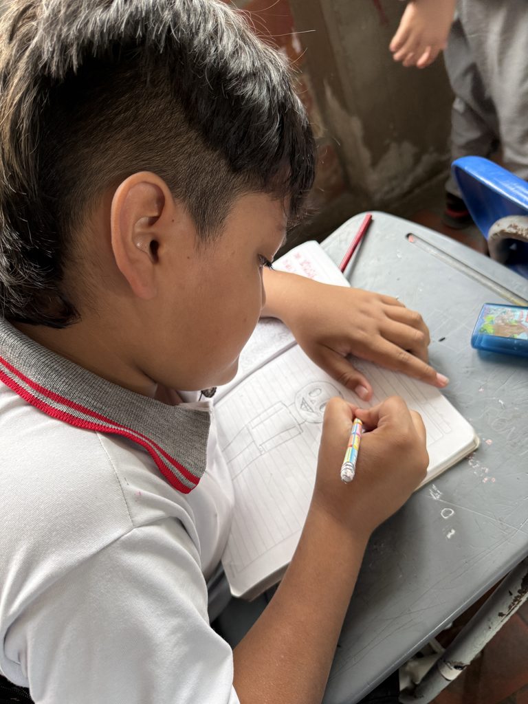 Estudiante practicando el dibujo para el proyecto de animación - Lectoescritura 2026.