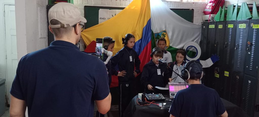 Estudiantes antioqueños grabando un cortometraje documental como parte de su proceso de lectoescritura audiovisual en el aula.