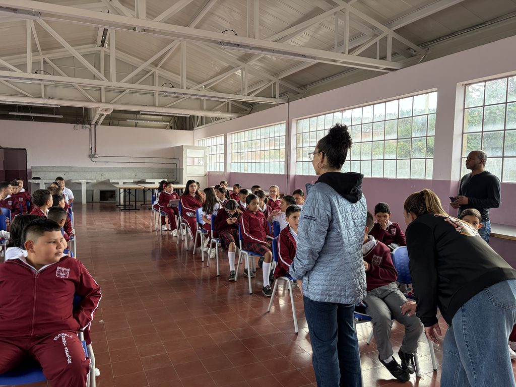 Docente guiando una sesión de retroalimentación formativa y evaluación en ABP con estudiantes en el aula escolar.