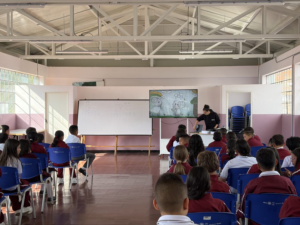 Docente guiando una sesión de retroalimentación formativa y evaluación en ABP con estudiantes en el aula escolar.