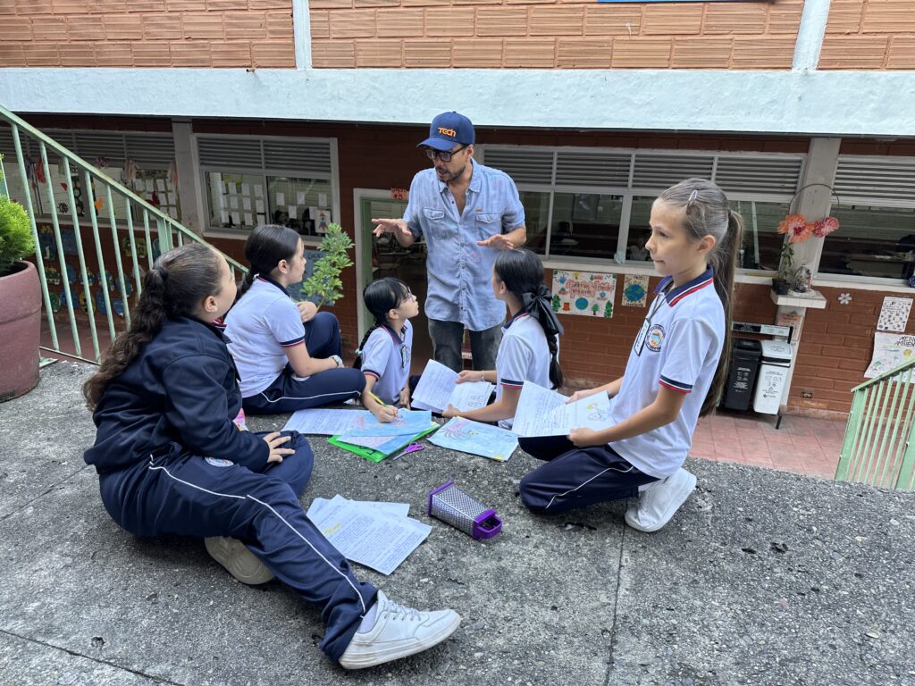 Estudiantes antioqueños grabando un cortometraje documental como parte de su proceso de lectoescritura audiovisual en el aula.